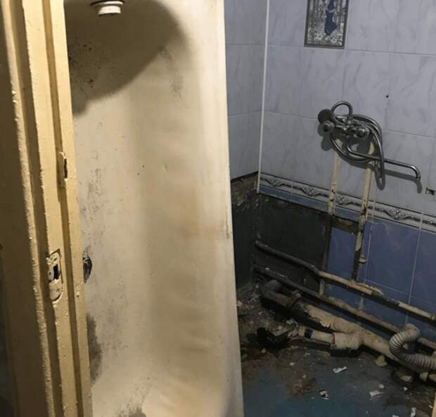 22-летний парень отремонтировал ванную комнату, чтобы сделать приятное маме. Результат получился очень достойный