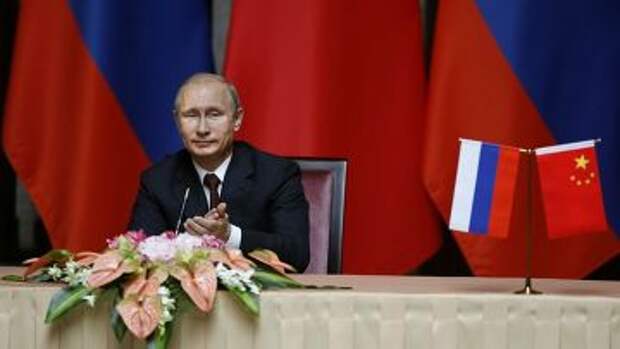 Владимир Путин после подписания соглашения с председателем КНР Си Цзыньпином