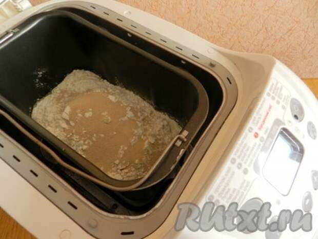 Закладывать продукты в контейнер хлебопечки следует в определенном порядке, как указано в ингредиентах.