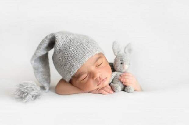 спящий малыш в вязанной шапочке