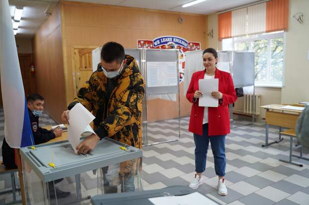 Лидер тверских волонтеров Юлия Саранова проголосовала вместе с семьей – папой, мамой и братом