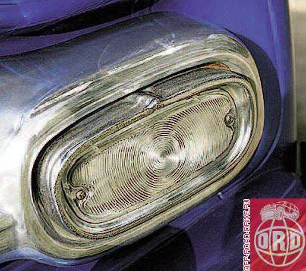 Этот, казалось бы, банальный фонарь габаритного огня состоит более чем из двадцати элементов! Чудовищно сложно, но цель - шарм переливающихся отблесков хрома деталей - достигнута.