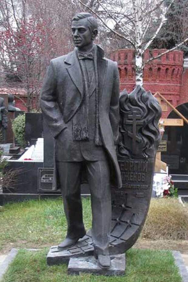 120 Памятник Георгию Жженову на его могиле на Новодевичьем кладбище