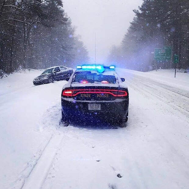Еще один неумеха попался в снежные объятия и полиция Нью-Гемпшира тут как тут. полицейский автомобиль, полиция, сша