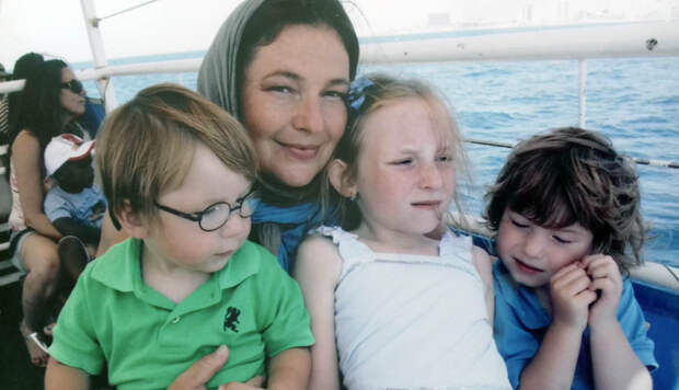 Ольга и дети в первые годы жизни в Израиле. Фото из личного архива
