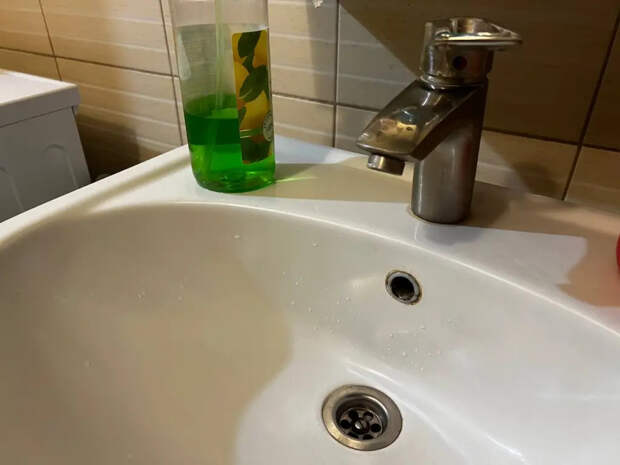 Мастер с двадцатилетним стажем проболтался: вот как заставить воду уходить с бешеной скоростью, не потратив ни копейки на «Крот»