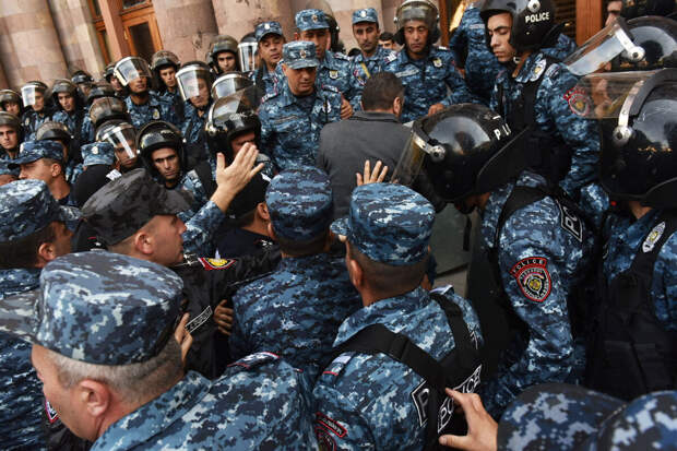 МВД Армении: полиция задержала 63 перекрывших улицы Еревана активистов