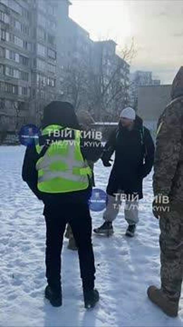 В Киеве сотрудник ТЦК пристегнул к себе мужчину и попал на видео
