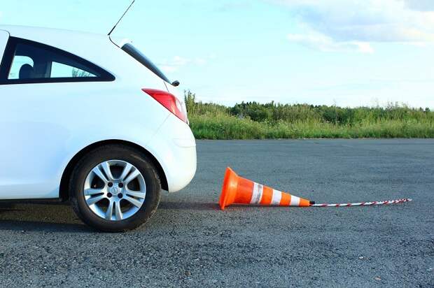 Ограниченные возможности маневрирования у начинающего водителя/ Фото: avtopribambas.com