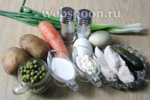 Для приготовления салата «Столичного» нужно взять такие продукты: отварную куриную грудку, яйца, картофель, морковь, лук зелёный, огурцы солёные, майонез, сметану, соль и перец чёрный молотый.