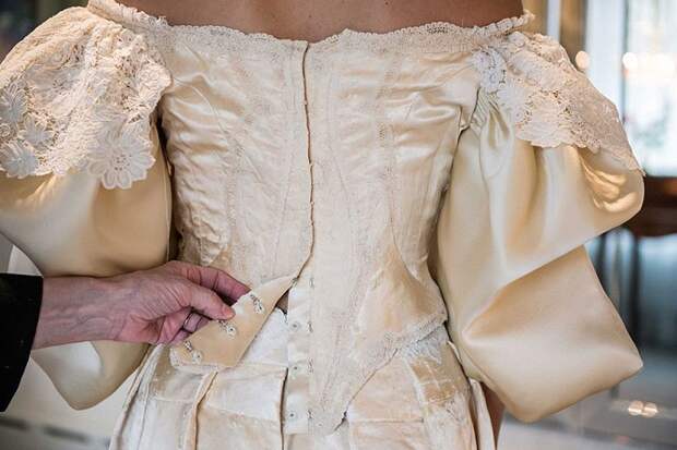 Эта невеста — 11-я в своей семье, кто надел это 120-летнее свадебное платье  