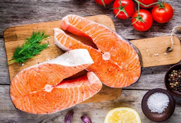 Красная рыба - прекрасный диетический продукт, содержащий массу полезных веществ и жирные кислоты омега-3 / Фото: img.povar.ru