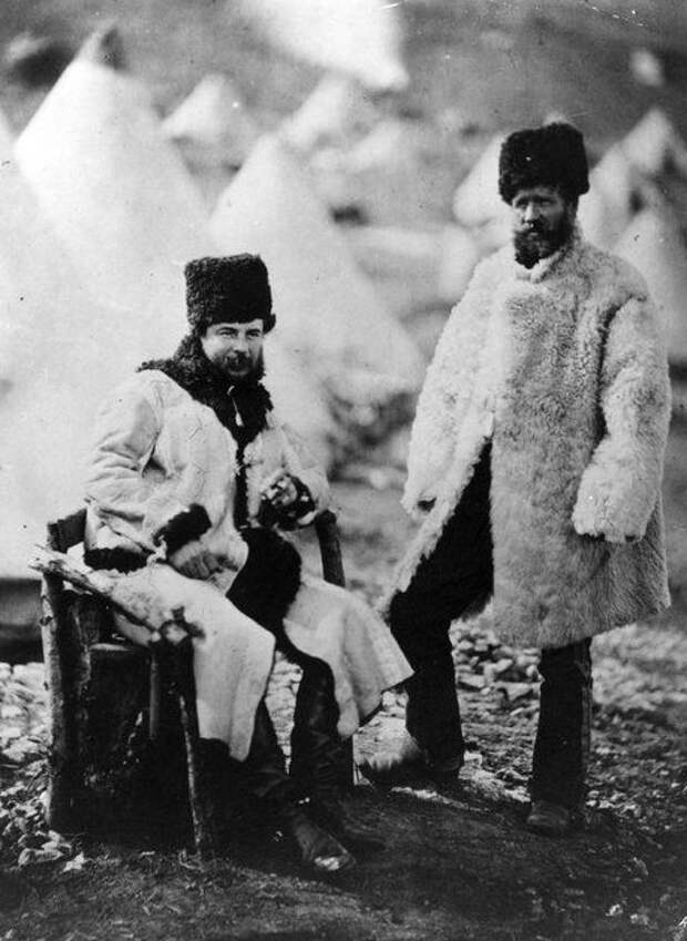 Капитан Браун (сидит) и его слуга в зимнем платье, в России, во время Крымской войны интересное, история, крымская война, поражение, факты
