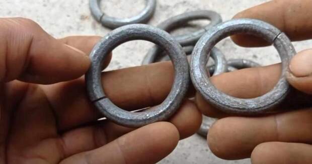 Мастер поделился простым способом, как сделать стальные кольца одинакового размера