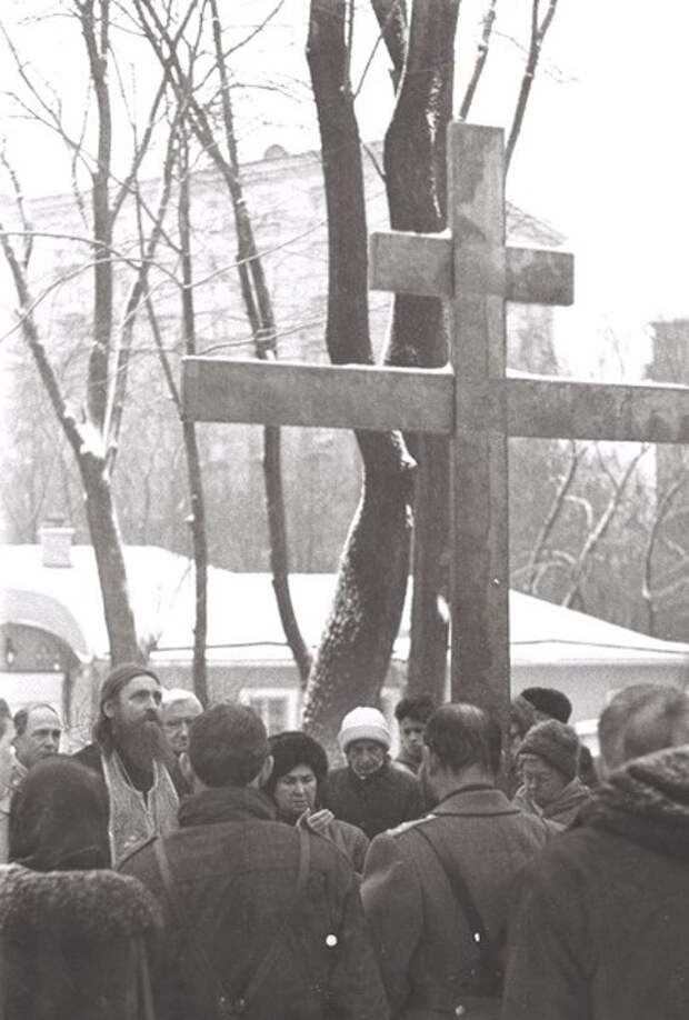 Крест памяти жертв красного террора. Расстрел священников женщинами. Церковь в которой расстреляли священника.