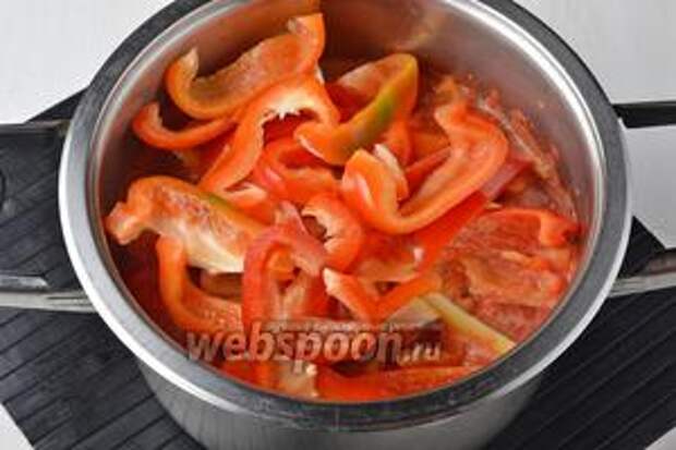 Пока помидоры закипают, вымыть и очистить болгарский перец (2 кг). Нарезать его полосками и добавить к помидорам.