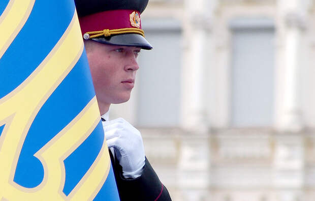 Украинский военный во время парада