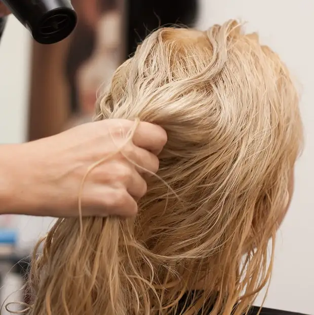 Как защитить волосы когда их выравниваешь