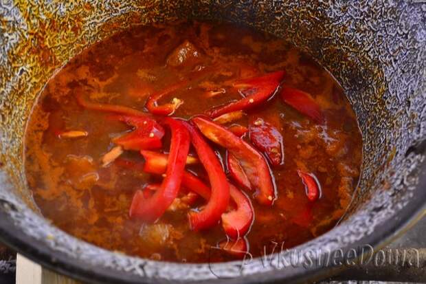 заливаем водой так чтобы мясо было покрыто