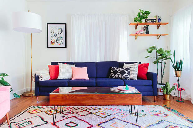 красивый синий диван в дизайне интерьера