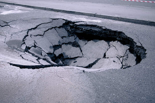 Авто провалилось в бездонную яму в центре российского города