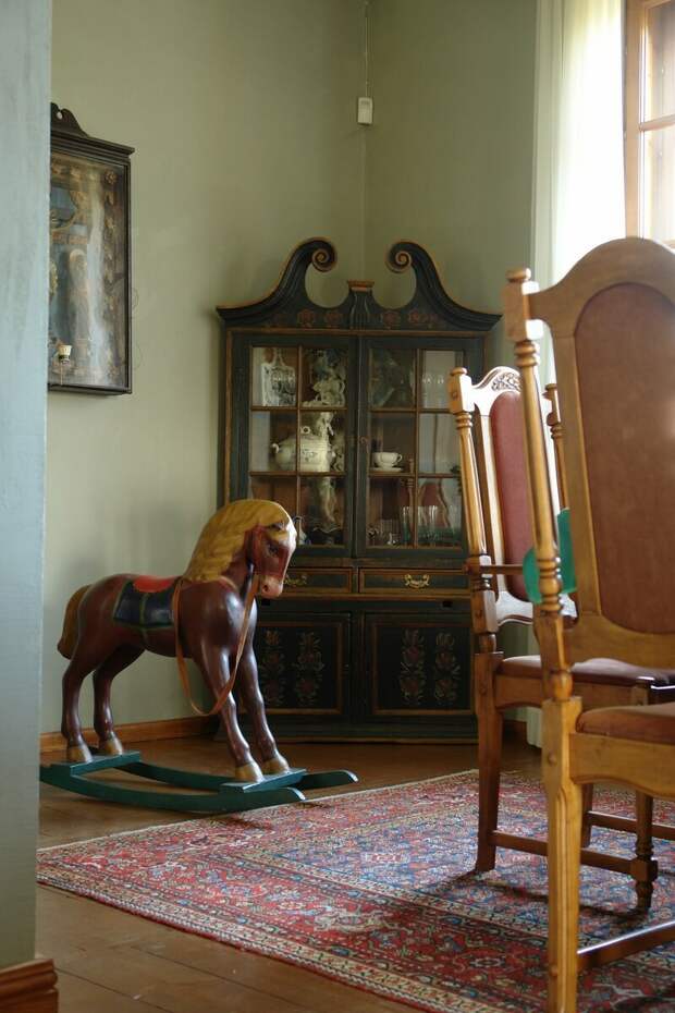 Дом с драгоценной, антикварной мебелью, где каждый предмет уникален. Правдивость мебели старинных домов Русского Севера
