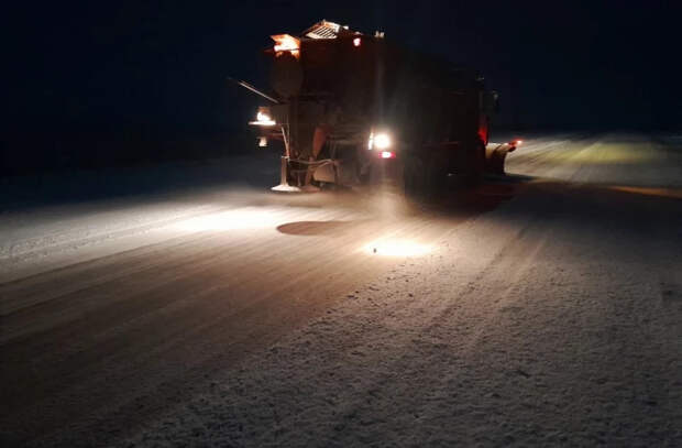 Дорожники работали прошлой ночью по устранению гололёда