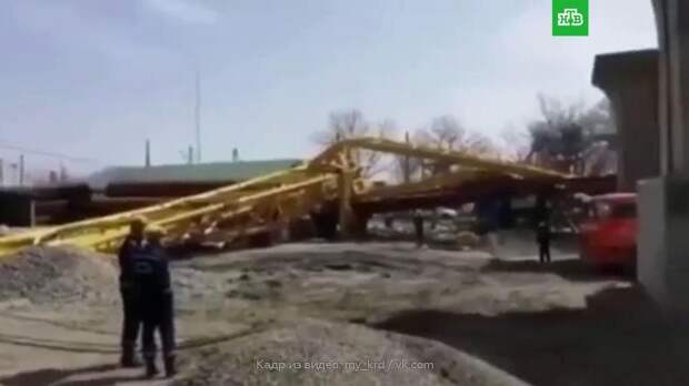 Строительный кран рухнул в Краснодаре, погиб рабочий