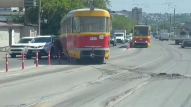 Трамвай сошел с рельсов и протаранил иномарку в Барнауле