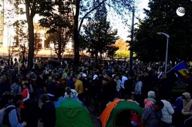 В Кишиневе проходят митинги с требованием отставки президента Санду