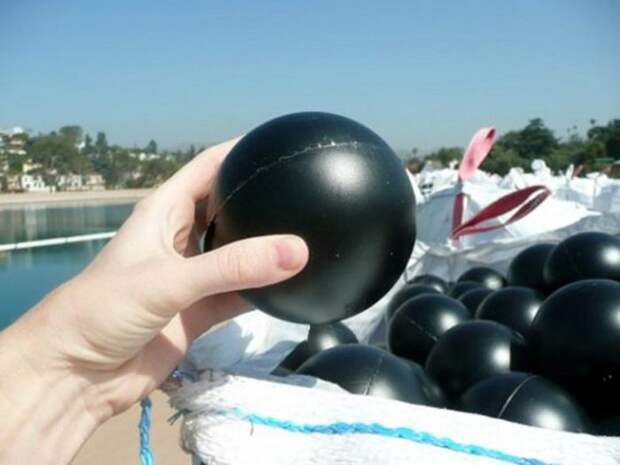 В водохранилище Лос-Анджелеса сбросили миллионы черных шаров