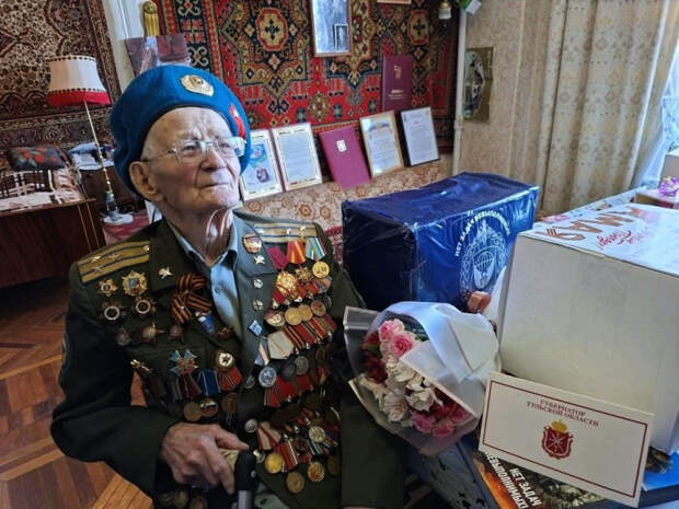 В Туле состоялся парад у дома ветерана Ивана Федосеева