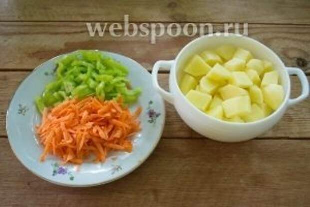 Болгарский перец нарезать мелко. Морковь натереть на крупной тёрке. Картофель нарезать небольшим кубиком.