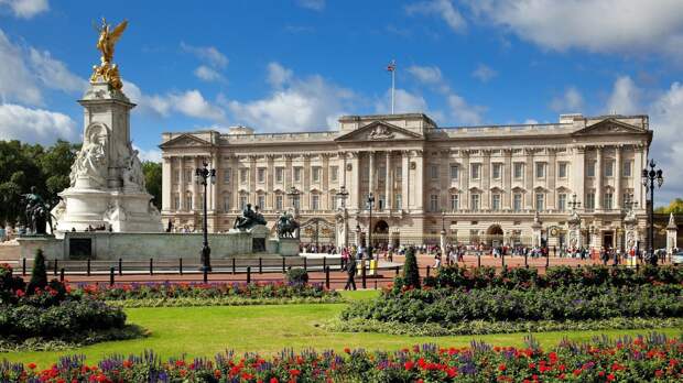 Buckingham Palace daylight view