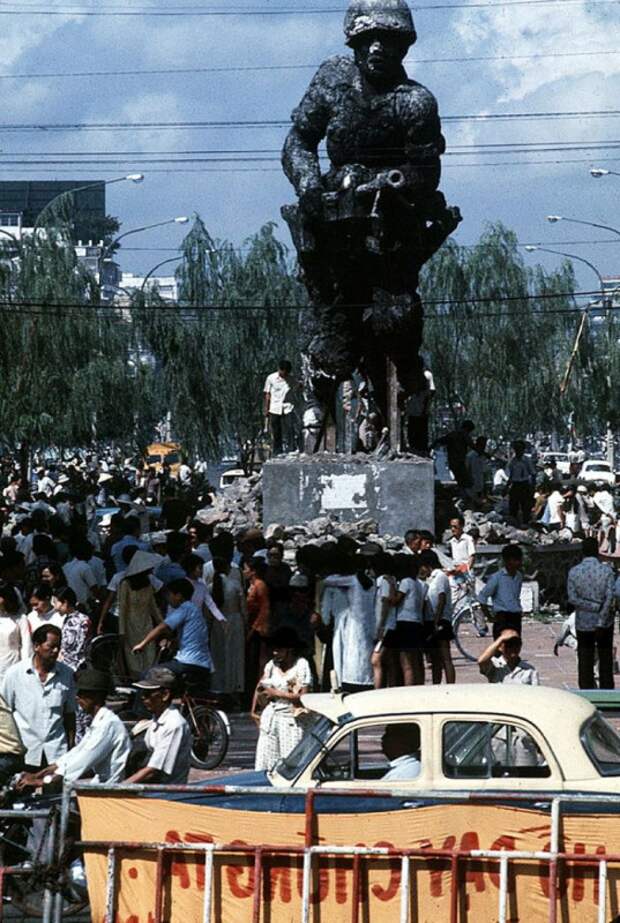 Апрель 1975-го. Бегство американцев из Вьетнама 30 апреля 1975 года — день победы вьетнамского народа в войне против США.-12