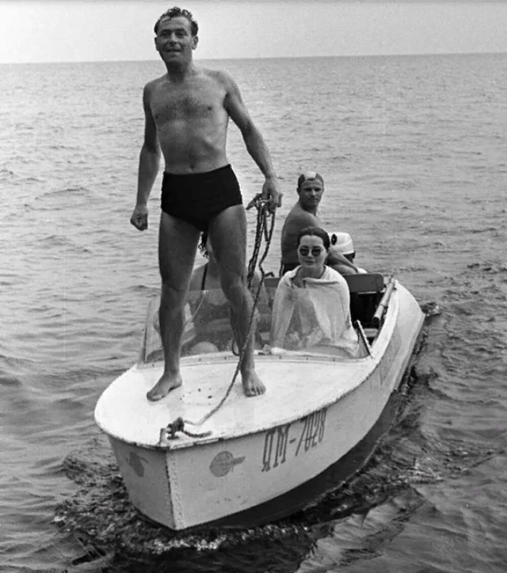 Юрий Гагарин на водных лыжах