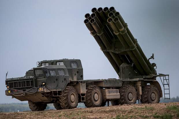 Россия модернизировала и уже поставила на фронт свой аналог американского РСЗО «Хаймарс», который наводится...