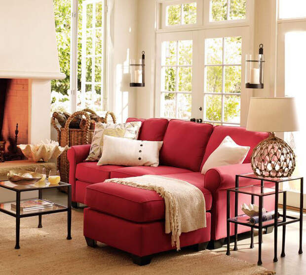 ярко красный угловой диван в интерьере 