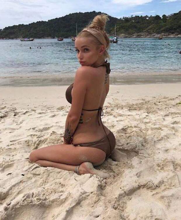 Девушки в купальниках