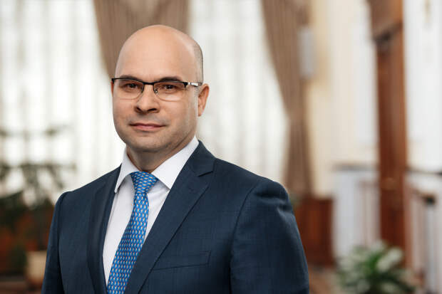 Топ-менеджера Банка России заметили в галстуке с довольными крысами