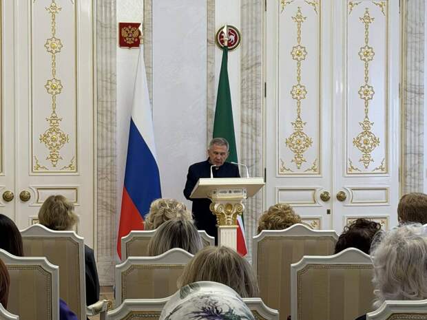 Рөстәм Миңнеханов волонтерлык, патриотлык эшендә актив хатын-кызларны бүләкли