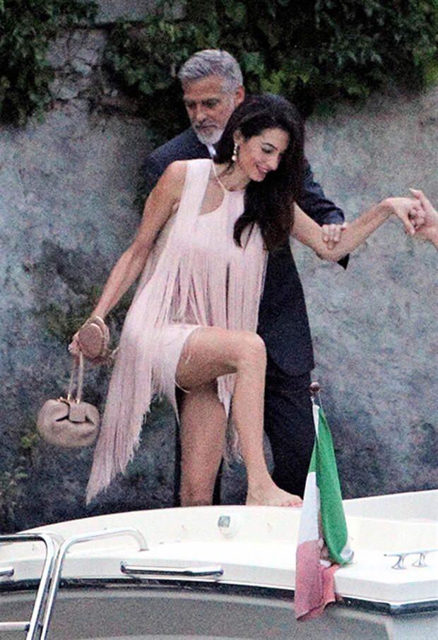 В пудровых тонах: Амаль Клуни в платье Stella McCartney на ужине со Стеллой...