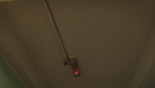 В подъезде дома в Ясном проезде установили новые лампы