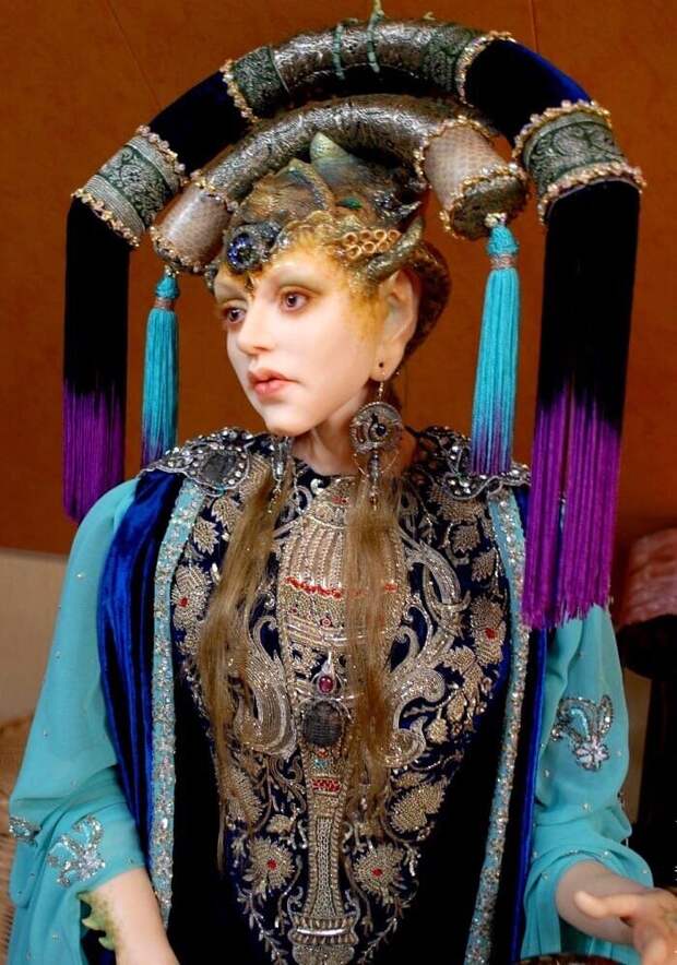 Потрясающим талантом обладает Алена Абрамова - она создает невероятно реалистичных кукол. Кукол с душой. Они словно живые, настолько четко продуманы и воплощены все детали задуманного образа.-3-25