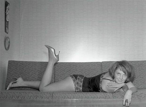 Наталья Кустинская, советская киноактриса, у себя дома. 1966 год.  актрисы, кино, фото