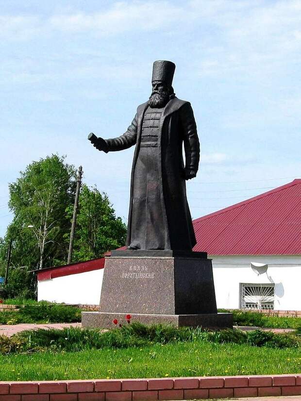 Памятник князю Михаилу Ивановичу Воротынскому в селе Воротынец