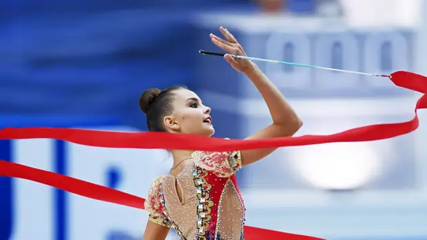 Дина Аверина завоевала золото в упражнениях с обручем на этапе КМ по художественной гимнастике