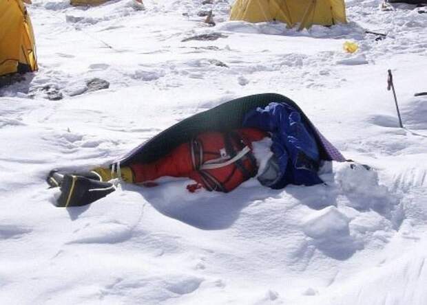 everestcemetery03 Мэллори, Ирвин и другие вечные пленники Эвереста
