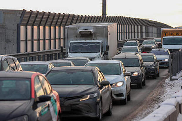 Сотни автомобилей стоят в многокилометровой пробке при подъезде к Крымскому мосту