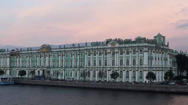 Суд взыскал с посетителя Эрмитажа 825 тысяч рублей после селфи на троне